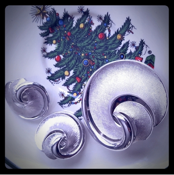 1955-69 Crown TRIFARI C Comet Swirl Brooch And Clip-Ons - Picture 2 of 16